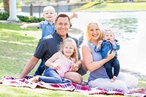 gelukkig jong Kaukasisch familie portret in de park foto