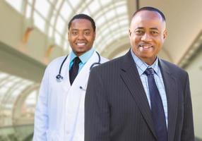 Afrikaanse Amerikaans zakenman en dokter binnen medisch gebouw. foto