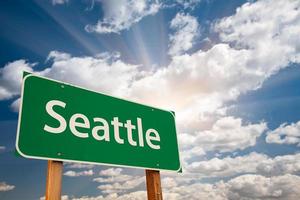 Seattle groen weg teken over- wolken foto