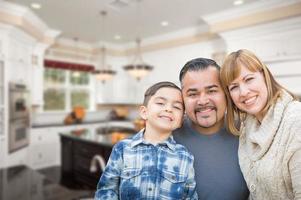 jong gemengd ras familie hebben in mooi Op maat keuken foto