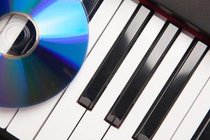 CD houdende Aan piano toetsenborden abstract foto