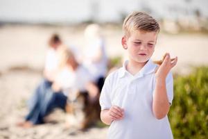 schattig weinig blond jongen Holding zijn zeester foto