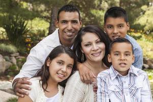 gelukkig aantrekkelijk spaans familie portret in de park foto