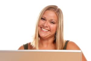 mooi glimlachen blond vrouw gebruik makend van laptop foto