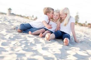 aanbiddelijk broer of zus kinderen zoenen de jongste foto