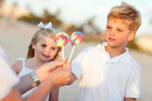 schattig broer en zus plukken uit lolly foto