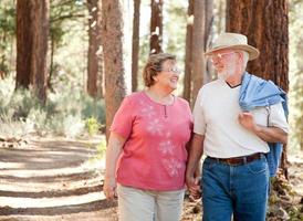 liefhebbend senior paar wandelen samen foto