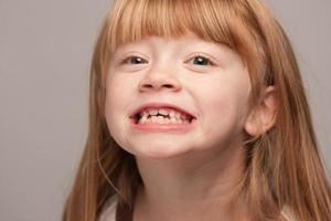 portret van een aanbiddelijk rood haren meisje foto