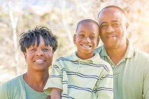 mooi gelukkig Afrikaanse Amerikaans familie portret buitenshuis foto