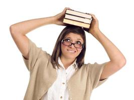 etnisch leerling met boeken Aan haar hoofd over- wit foto