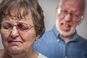 gehavend en bang vrouw met onheilspellend Mens achter foto