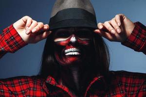 Kaukasisch vrouw met eng halloween gezicht kunst op zoek Bij camera foto