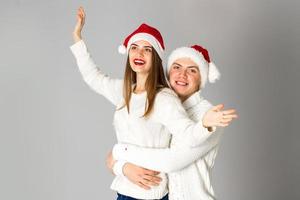 paar vieren Kerstmis in studio foto