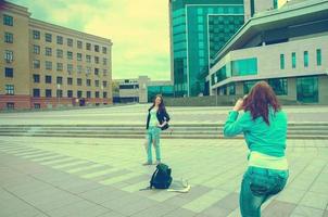 Dames toeristen wandelen Aan nieuw stad foto