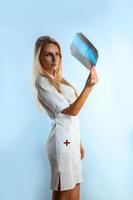 mode model- verpleegster op zoek Bij röntgenfoto foto