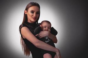 sexy jong moeder met weinig baby meisje in studio foto