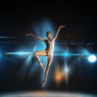 plein foto van jong blond ballet danser in springen Aan stadium