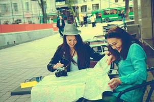 twee Dames zittend Bij een tafel Aan de straat foto