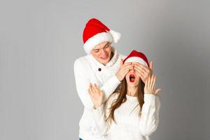 paar vieren Kerstmis in studio foto