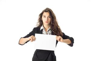 vrouw in uniform met wit aanplakbiljet in handen foto