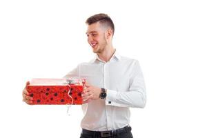 aantrekkelijk blij jong Mens Holding een groot geschenk verpakking foto