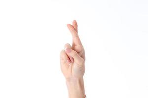 vrouw hand- tonen de gebaar met verheven omhoog en gekruiste twee vingers is geïsoleerd Aan een wit achtergrond foto