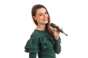 gelukkig jong vrouw glimlacht en zingt een karaoke foto