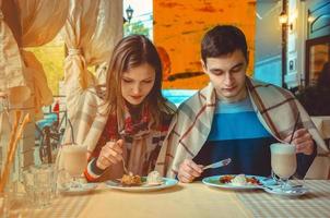 portret van liefhebbend paar hebben avondeten in een restaurant foto