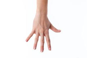 vrouw hand- uitgerekt naar beneden en tonen de vijf vingers is geïsoleerd Aan een wit achtergrond foto