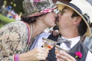 gemengd ras paar gekleed in 1920 tijdperk mode nippen Champagne foto