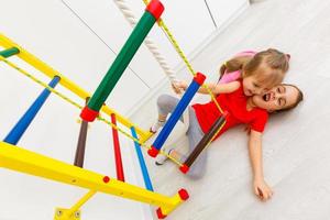 schattig kinderen. meisje beklimming in een touw foto