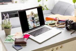 vrouw zomer freelance niemand ontspannende met laptop in de buurt zwemmen zwembad kleurrijk mooi buitenshuis. op reis Bali met een computer Wifi zwembad natuur tropisch handpalmen, altijd in tintje concept foto