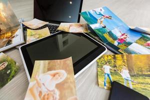 hipster fotografie uitrusting met laptop en digitaal tablet Aan een wijnoogst houten bureaublad, vlak leggen foto