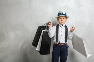 gelukkig jongen met boodschappen doen Tassen foto