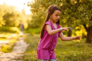 zoet kind kind proberen naar vangst zeep bubbel foto