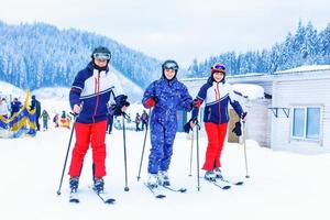 groep van vrienden met ski wandelen Bij een ski toevlucht foto