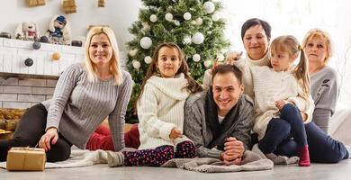 een groot familie Bij kerstmis. foto