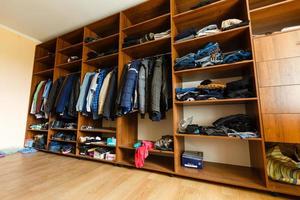 garderobe met dingen in de oud huis, Mannen kleren. interieur. foto