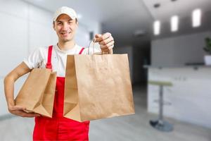 verschillend van papier containers voor meenemen voedsel. levering Mens is draag- foto