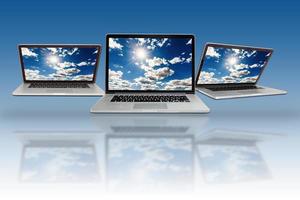 geïsoleerd laptop met leeg ruimte computer lucht foto