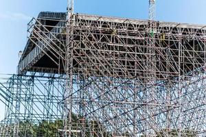 concert geluid systeem Aan metaal structuren Bij hoogte buitenshuis foto