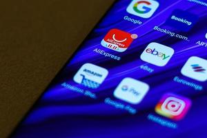 ebay, amazone, AliExpress en alibaba apps icoon Aan de scherm smartphone. detailopname mobiel toepassingen voor winkelen, e-commerce. kiev, Oekraïne - november 10, 2019 foto