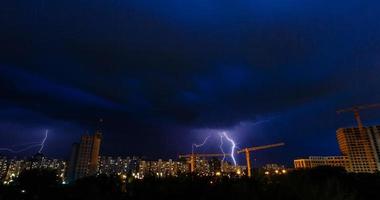 storm en verlichting over- huis. onweersbui Bij nacht in de buurt dorp. foto