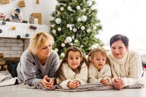 een groot familie Bij kerstmis. foto