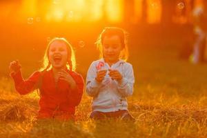 zomer plezier. weinig meisjes Speel in de veld- foto