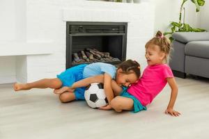 weinig meisjes met voetbal bal Bij huis foto