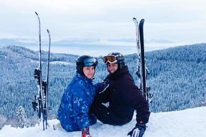 midden- oud paar Aan ski vakantie in bergen foto