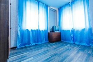 blauw leven kamer met wijnoogst stijl meubilair foto