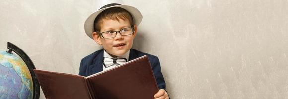 opgewonden jongen gaan naar school- foto