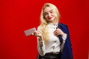 mode hipster vrouw nemen selfie. zwart hoed, leer jasje, blond gekruld haar, helder rood lippen. modieus mode stijl foto